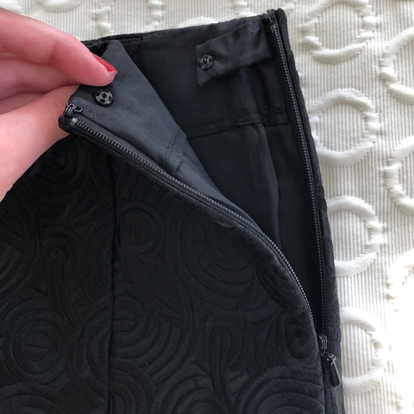 Chic Black Pencil Skirt - Picture 6 of 8